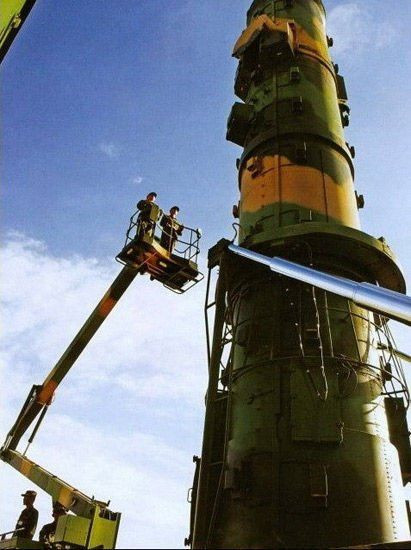 Binh sĩ Trung Quốc đang bảo dưỡng tên lửa đạn đạo tầm trung DF-21. Binh sĩ Trung Quốc đang bảo dưỡng tên lửa đạn đạo tầm trung DF-21.