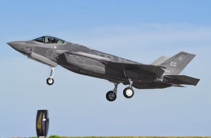 Máy bay chiến đấu J-31 Trung Quốc (trên) và máy bay chiến đấu F-35 Mỹ (dưới). Máy bay chiến đấu J-31 Trung Quốc (trên) và máy bay chiến đấu F-35 Mỹ (dưới).