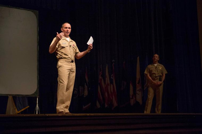 Phát biểu động viên binh sĩ hải quân