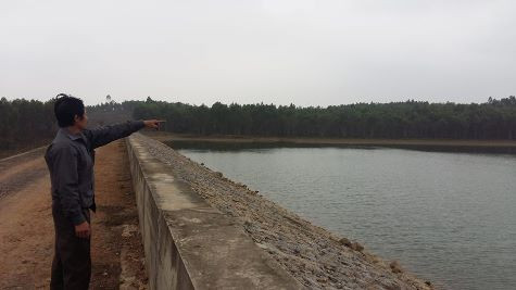 Ông Nguyễn Văn Ninh một trong số 17 hộ dân bị thu hồi đất và thiệt hại cây cối do thi công đập thủy lợi Khe Sâu cho biết; "Đáng lẽ ra số cây gia đình tôi trồng nay đã được thu hoạch" (ảnh Xuân Hòa) Ông Nguyễn Văn Ninh một trong số 17 hộ dân bị thu hồi đất và thiệt hại cây cối do thi công đập thủy lợi Khe Sâu cho biết; "Đáng lẽ ra số cây gia đình tôi trồng nay đã được thu hoạch" (ảnh Xuân Hòa)