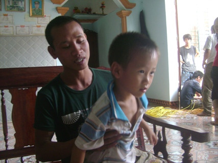 Sau nhiều tháng bị giam cầm, trong điều kiện phải sống trong đói khát, bệnh tật nên thuyền viên Trần Văn Hùng sụt gần 10 kg so với trước, cơ thể mắc nhiều bệnh da liễu do 4 tháng không được tắm rửa.