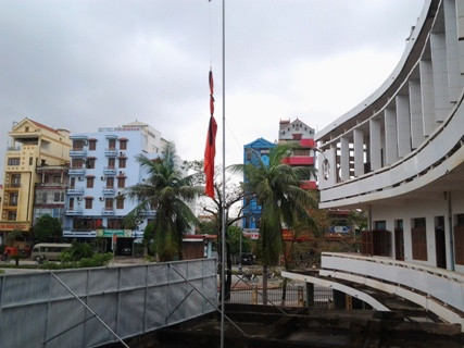 Những bóng cờ rủ phủ trên các mái nhà công sở tại TP. Đồng Hới Những bóng cờ rủ phủ trên các mái nhà công sở tại TP. Đồng Hới