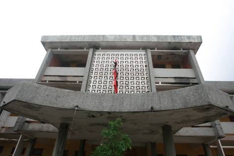 Bóng cờ rủ tiếc thương người con vĩ đại của quê hương Quảng Bình và là vị Đại tướng của nhân dân trên quê hương của người Bóng cờ rủ tiếc thương người con vĩ đại của quê hương Quảng Bình và là vị Đại tướng của nhân dân trên quê hương của người