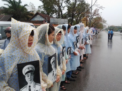 Những bức ảnh chân dung Đại tướng Võ Nguyên Giáp được các tình nguyện viên ôm chặt vào lòng trong niềm tiếc thương và kính trọng. Những bức ảnh chân dung Đại tướng Võ Nguyên Giáp được các tình nguyện viên ôm chặt vào lòng trong niềm tiếc thương và kính trọng.