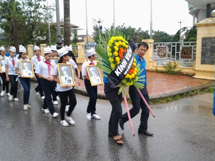 Một đoàn học sinh đội mưa đến viếng Đại tướng Võ Nguyên Giáp. Một đoàn học sinh đội mưa đến viếng Đại tướng Võ Nguyên Giáp.
