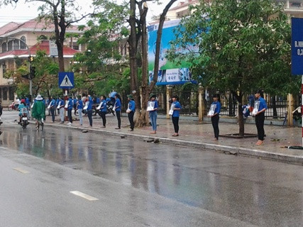 Mỗi tình nguyện viên đều cầm bức ảnh Đại tướng với nỗi buồn trĩu nặng. Mỗi tình nguyện viên đều cầm bức ảnh Đại tướng với nỗi buồn trĩu nặng.