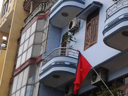 Trên các con phố cờ rủ được treo với lòng thành kính và sự tiếc thương vô hạn tới Đại tướng Trên các con phố cờ rủ được treo với lòng thành kính và sự tiếc thương vô hạn tới Đại tướng