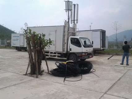 Xe phát sóng lưu động của các nhà mạng đã có mặt tại Đảo Chùa - Vũng Yến để chuẩn bị cho ngày an táng Đại tướng Võ Nguyên Giáp Xe phát sóng lưu động của các nhà mạng đã có mặt tại Đảo Chùa - Vũng Yến để chuẩn bị cho ngày an táng Đại tướng Võ Nguyên Giáp