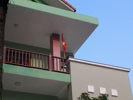 Tại các nhà dân cờ rủ cũng đã được treo lên để tỏ lòng tiếc thương tới Đại tướng Võ Nguyên Giáp Tại các nhà dân cờ rủ cũng đã được treo lên để tỏ lòng tiếc thương tới Đại tướng Võ Nguyên Giáp