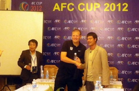 HLV Josep (Kitchee) và Hữu Thắng (SLNA) trong buổi họp báo chiều qua. Ảnh: VNN