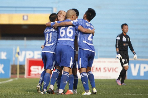 Công Vinh và đồng đội ăn mừng bàn thắng sớm. Ảnh: Bóng đá +