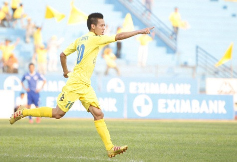 Văn Quyết ăn mừng khi nâng tỉ số trận đấu lên thành 2-1. Ảnh: Bóng đá+