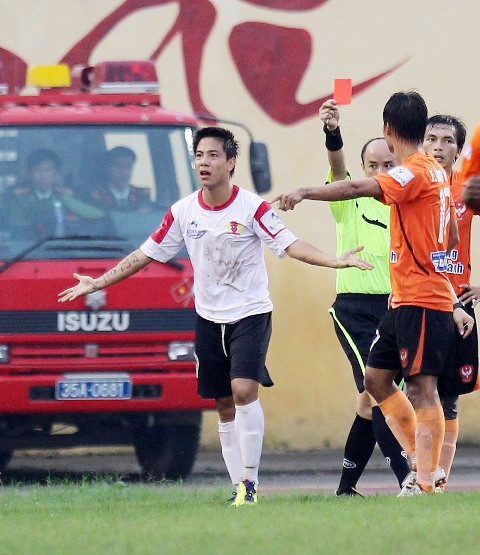 Danh Ngọc chửi tục và bị treo giò 45 ngày trong trận V.NB - SG.FC