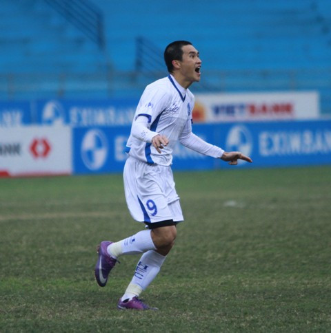 Công Vinh ăn mừng bàn thắng đầu tiên trong màu áo CLB BĐ Hà Nội