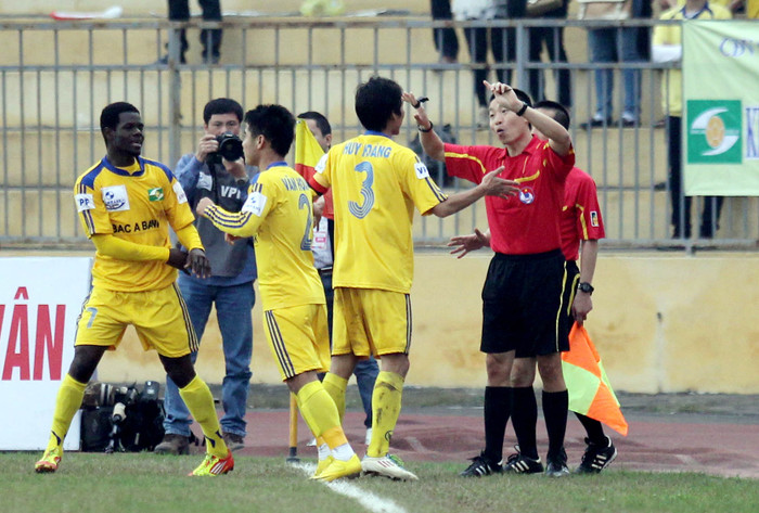 Trọng tài Trọng Hiếu không công nhận bàn thắng của SLNA trên sân Lạch Tray, một trong những quyết định gây tranh cãi nhất lượt đi