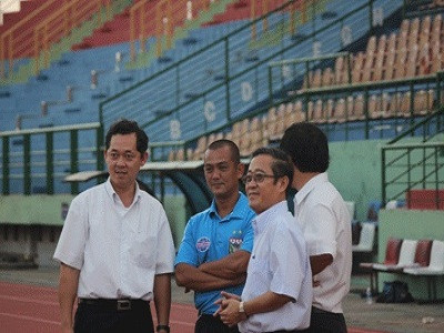 Ông Hồ Hồng Thạch (trái) và ông Nguyễn Minh Sơn trong buổi tập mới nhất của CLB B. Bình Dương. Ông Hồ Hồng Thạch (trái) và ông Nguyễn Minh Sơn trong buổi tập mới nhất của CLB B. Bình Dương.