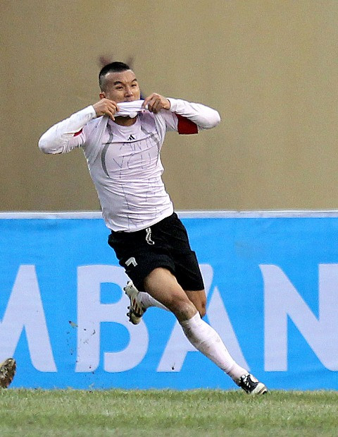 Tiến Thành ăn mừng bàn thắng và bộc lộ tình yêu trước ngày Valentine