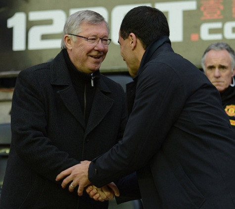 HLV Alex Ferguson bắt tay HLV Roberto Martinez (Wigan) trong trận đấu đêm qua HLV Alex Ferguson bắt tay HLV Roberto Martinez (Wigan) trong trận đấu đêm qua
