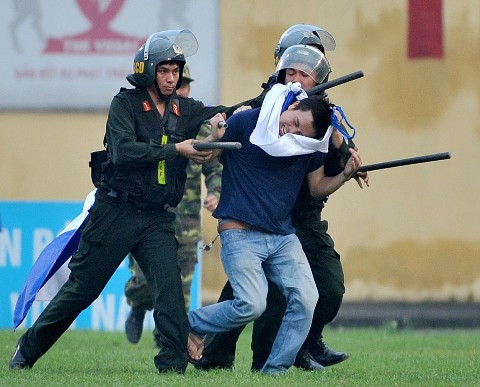 Cảnh sát bắt giữ một CĐV của CLB BĐ Hà Nội nhảy xuống sân