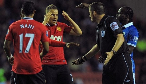 Tình huống trọng tài Phil Dowd không cho M.U được hưởng quả phạt 11m ở giữa hiệp 2 Tình huống trọng tài Phil Dowd không cho M.U được hưởng quả phạt 11m ở giữa hiệp 2