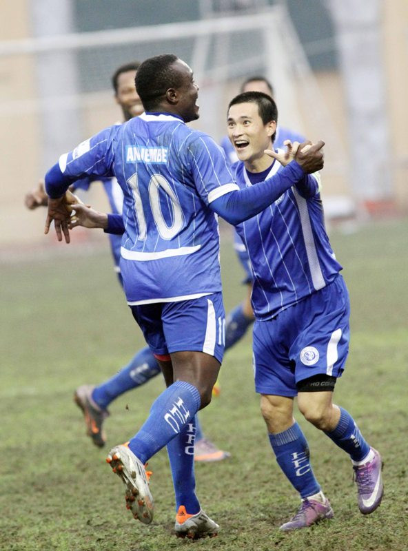 Công Vinh và Timothy của CLB BĐ Hà Nội ăn mừng bàn thắng