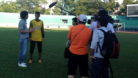 Ê kíp sản xuất chương trình của kênh Hokkaido phỏng vấn Tấn Trường. Ảnh: Bóng Đá+ Ê kíp sản xuất chương trình của kênh Hokkaido phỏng vấn Tấn Trường. Ảnh: Bóng Đá+