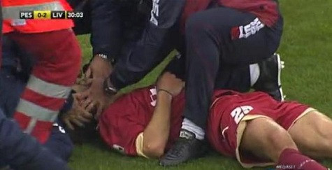 Piermario Morosini gục ngã và tim đã ngừng đập ngay trên sân