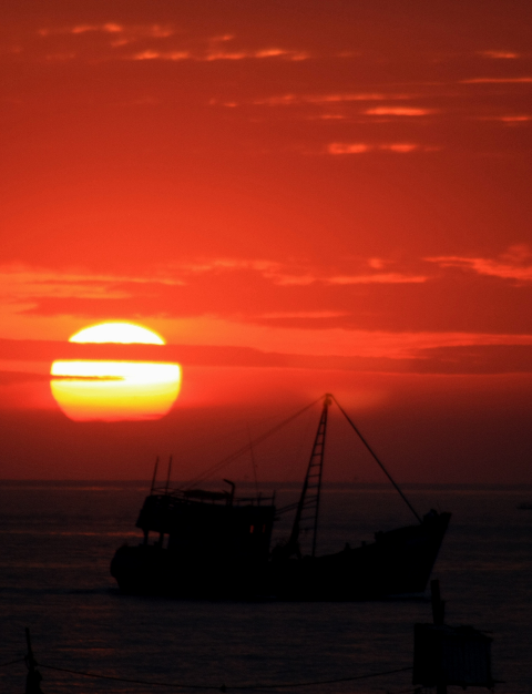 Mặt trời đỏ như mâm lửa Mặt trời đỏ như mâm lửa