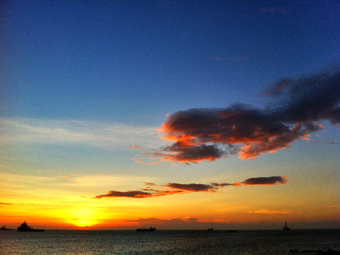 Những áng mây ửng đỏ theo dấu chân mặt trời xuống núi Những áng mây ửng đỏ theo dấu chân mặt trời xuống núi