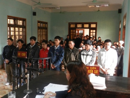 Sau 1 ngày xử án các bị cáo trong đó có 4 cán bộ kiểm lâm trọng vụ lật xe khiến 10 phu gỗ tử nạn đã phải lãnh án Sau 1 ngày xử án các bị cáo trong đó có 4 cán bộ kiểm lâm trọng vụ lật xe khiến 10 phu gỗ tử nạn đã phải lãnh án