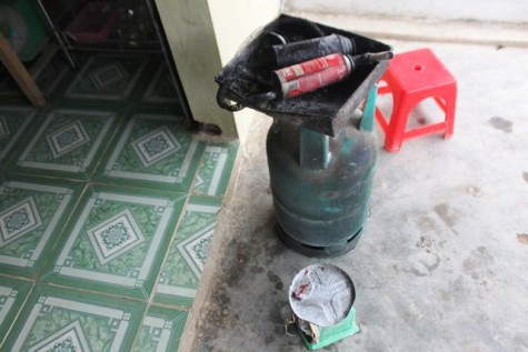 Các dụng cụ san chiết gas thu được tại hiện trường vụ cháy Các dụng cụ san chiết gas thu được tại hiện trường vụ cháy