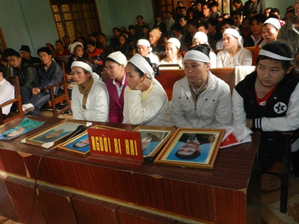 Rất đông người nhà nạn nhân ....