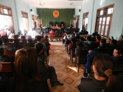 .... và người dân đã tham dự phiên toà sáng nay