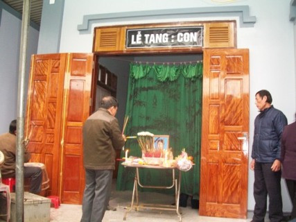 Bàn thờ anh Tiệp vừa được gia đình dựng lên sau khi bị Tiến đâm tử vong