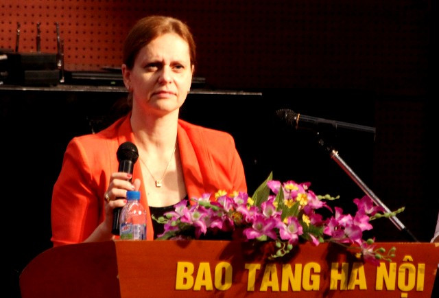 Bà Meirav Eilon Shahar chia sẻ kinh nghiệm nuôi dạy con với các bà mẹ trẻ tại Hà Nội. Ảnh Xuân Trung Bà Meirav Eilon Shahar chia sẻ kinh nghiệm nuôi dạy con với các bà mẹ trẻ tại Hà Nội. Ảnh Xuân Trung