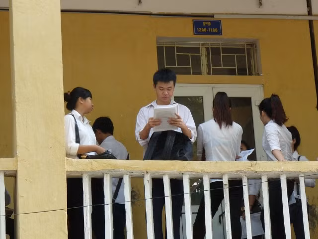 Thí sinh tranh thủ ôn lại bài. Ảnh XT