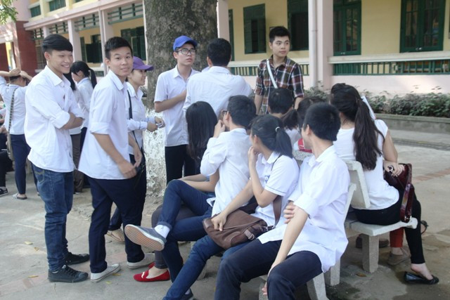 Nhiều thí sinh có mặt từ sớm dự thi môn Ngữ văn. Ảnh XT Nhiều thí sinh có mặt từ sớm dự thi môn Ngữ văn. Ảnh XT