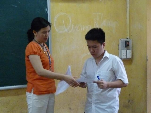 Kiểm tra giấy thi trước khi vào phòng thi. Ảnh XT