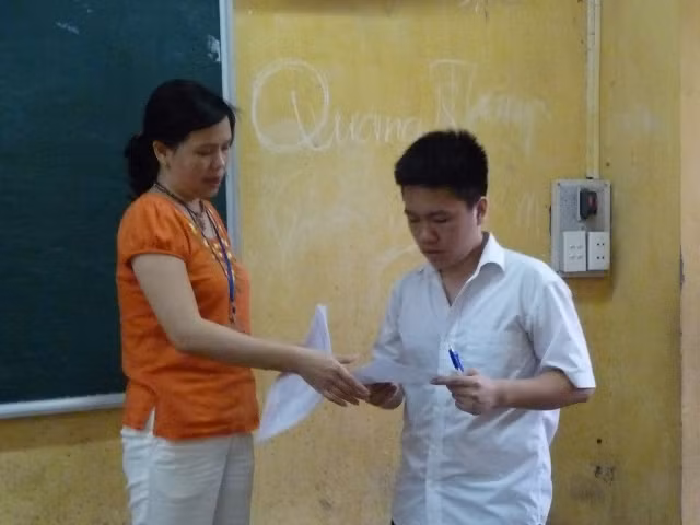 Kiểm tra giấy thi trước khi vào phòng thi. Ảnh XT