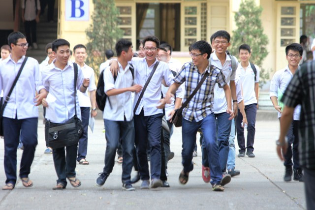 Thoải mái sau môn thi Ngoại ngữ, thí sinh hò reo cười tươi. Ảnh Xuân Trung Thoải mái sau môn thi Ngoại ngữ, thí sinh hò reo cười tươi. Ảnh Xuân Trung