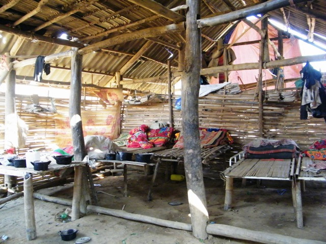 Nhà ở nội trú của các em học sinh còn rất tạm bợ. Ảnh Diệp Hương