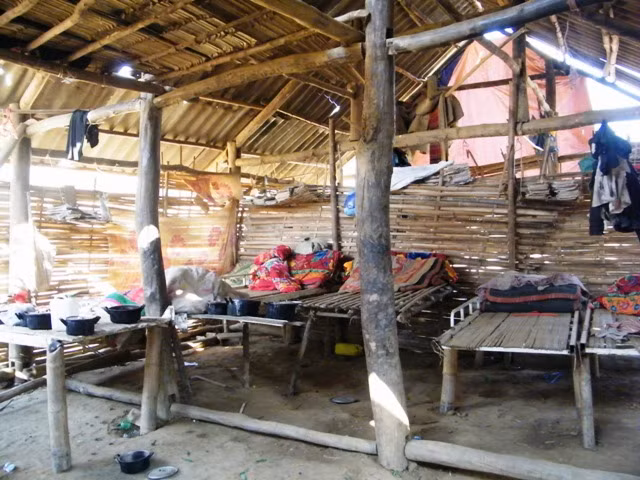 Nhà ở nội trú của các em học sinh còn rất tạm bợ. Ảnh Diệp Hương