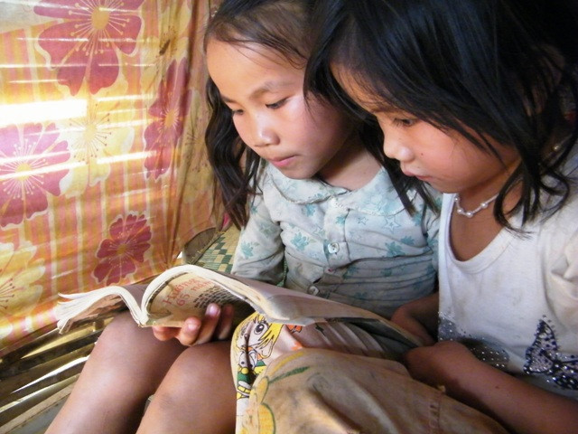 Từ khi lên lớp 3, hai em Lò Thị Hà học sinh lớp 2A và Quàng Thị Nấng học sinh lớp 2B đã biết tự nấu cơm và tự lo cho mọi sinh hoạt của bản thân. Ảnh Diệp Hương