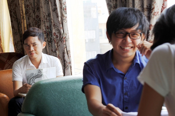 Để thực hiện được Clip vui nhộn nhưng không kém phẩn định hướng, giáo dục, thầy Khắc Hiếu đã phải nhờ tới nhiều bạn bè cùng mình thực hiện. Ảnh Facebook thầy Khắc Hiếu.