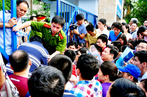 Tuyển sinh đầu cấp vào lớp 1 năm 2013 Hà Nội liệu còn có cảnh chen lấn như thế này?