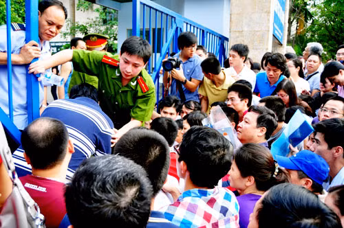 Tuyển sinh đầu cấp vào lớp 1 năm 2013 Hà Nội liệu còn có cảnh chen lấn như thế này?