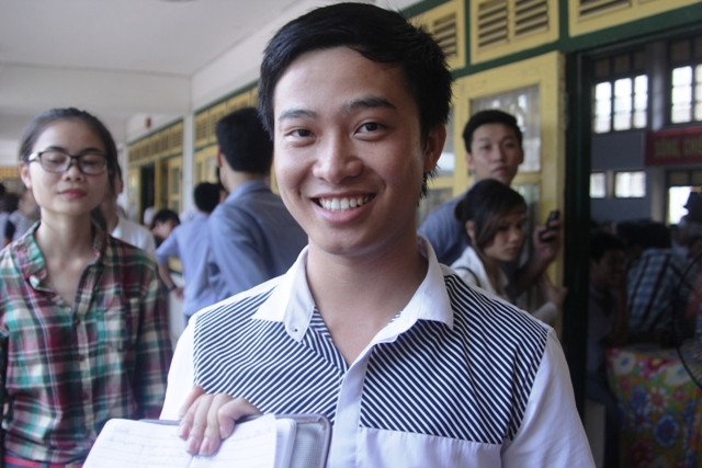 Nguyễn Quang Trường cười tươi khi biết nhóm đoạt giải nhất. Ảnh Xuân Trung