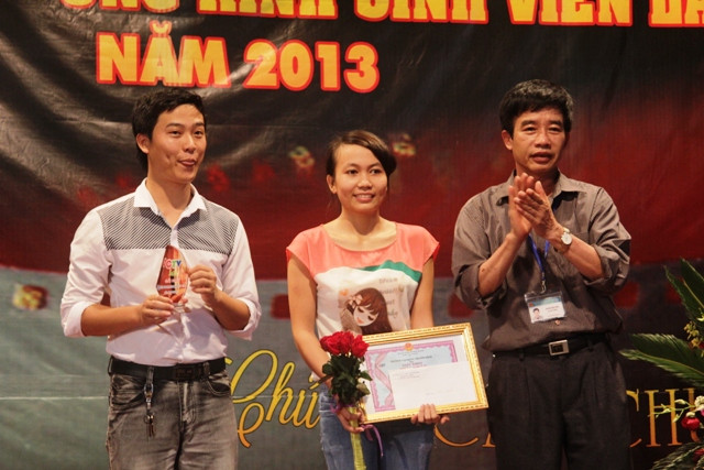 Nhóm làm phim đằng sau kinh đô gia cầm nhận giải nhất. Ảnh Xuân Trung