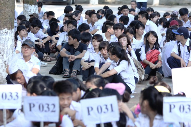 Các Hội đồng thi đều lưu ý thí sinh không được mang điện thoại di động vào khu vực thi. Ảnh Xuân Trung