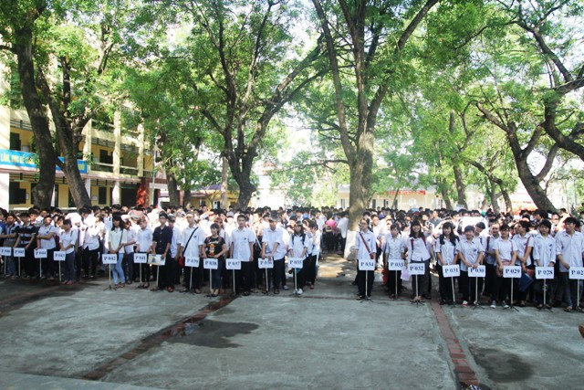 Thí sinh tập trung nghe quy chế thi tại Hội đồng thi Trường THPT Minh Khai - Hà Nội. Ảnh Xuân Trung